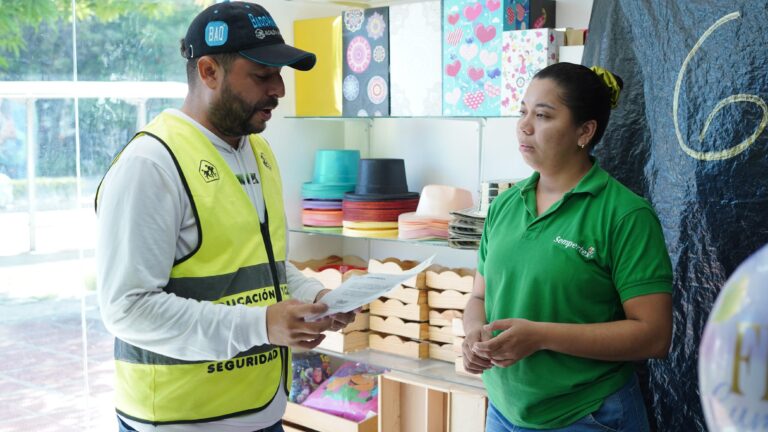 Funcionario de Tránsito y Seguridad Vial socializa el laboratorio vial de Villa Santos y Buenavista a comerciante en su local.