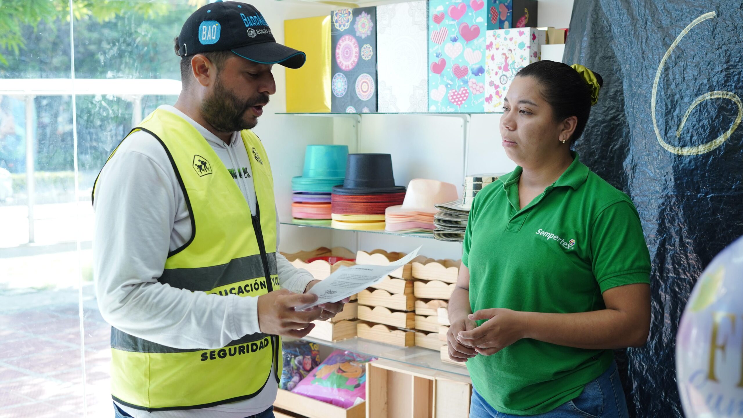 Funcionario de Tránsito y Seguridad Vial socializa el laboratorio vial de Villa Santos y Buenavista a comerciante en su local.