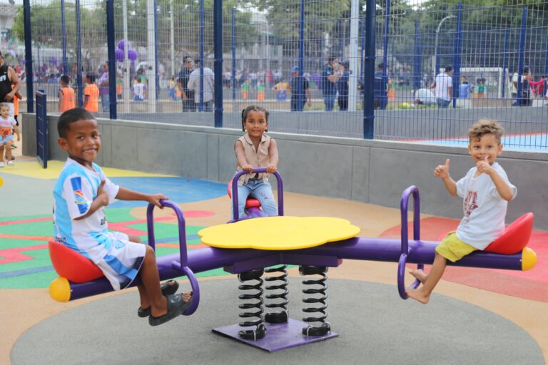 Niños jugando en el parque Los Trupillos