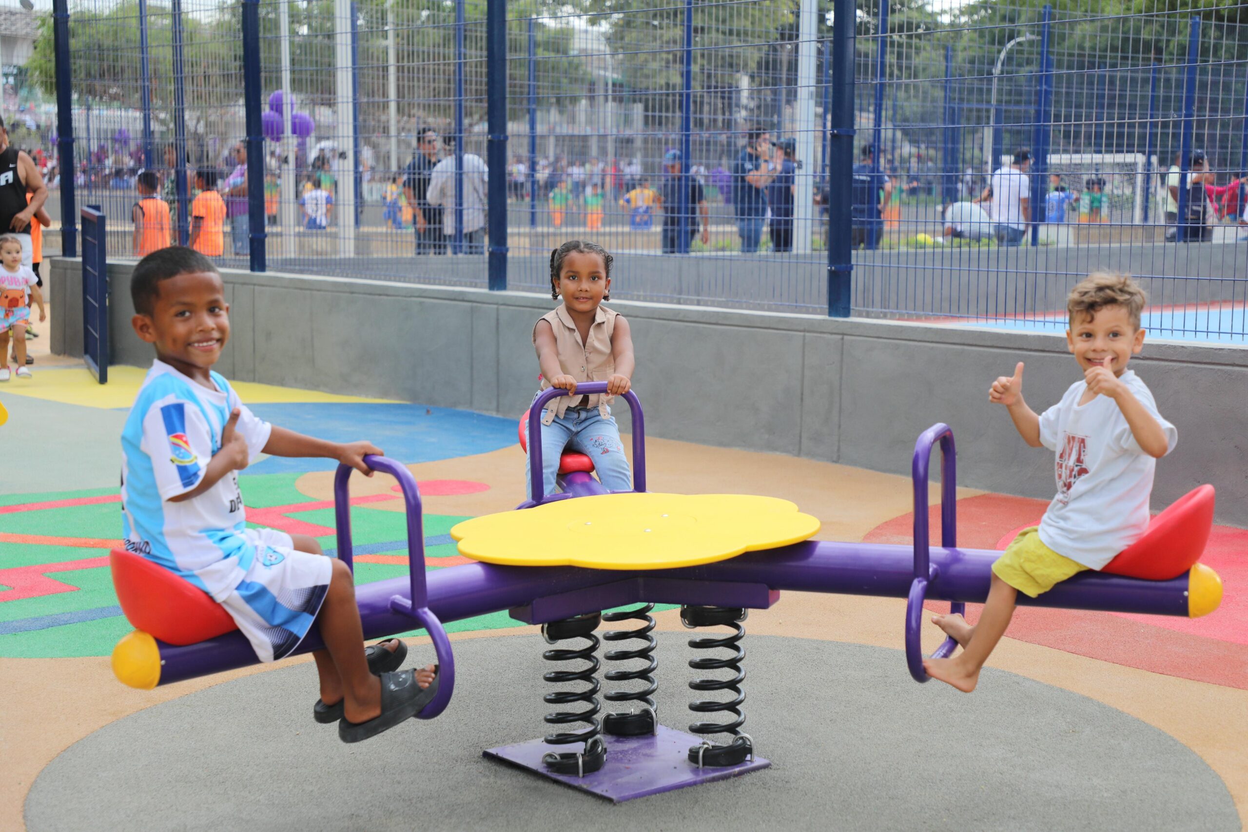 Niños jugando en el parque Los Trupillos
