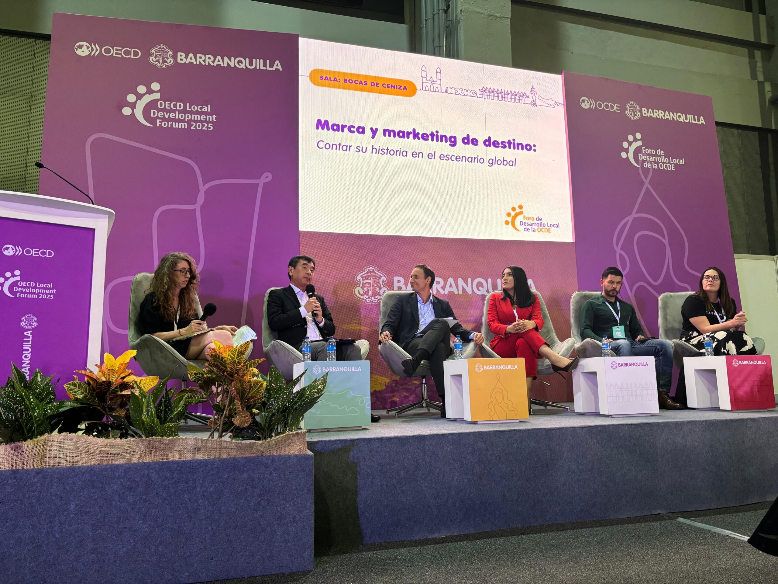 Panelistas intercambian ideas durante el Foro de Desarrollo Local en Barranquilla 2025.