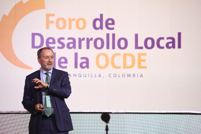 Primer plano de Andrés Rodríguez-Pose durante el Foro de Desarrollo Local en Barranquilla 2025.