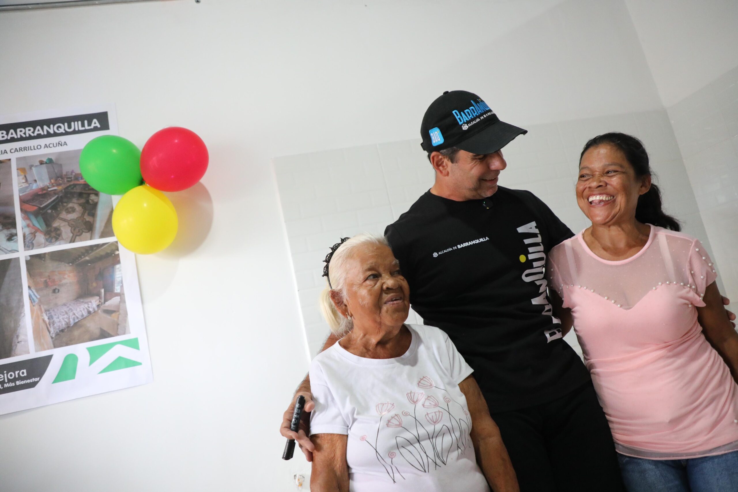 Alcalde Char junto a beneficiarias del programa de Mejoramiento de Vivienda.