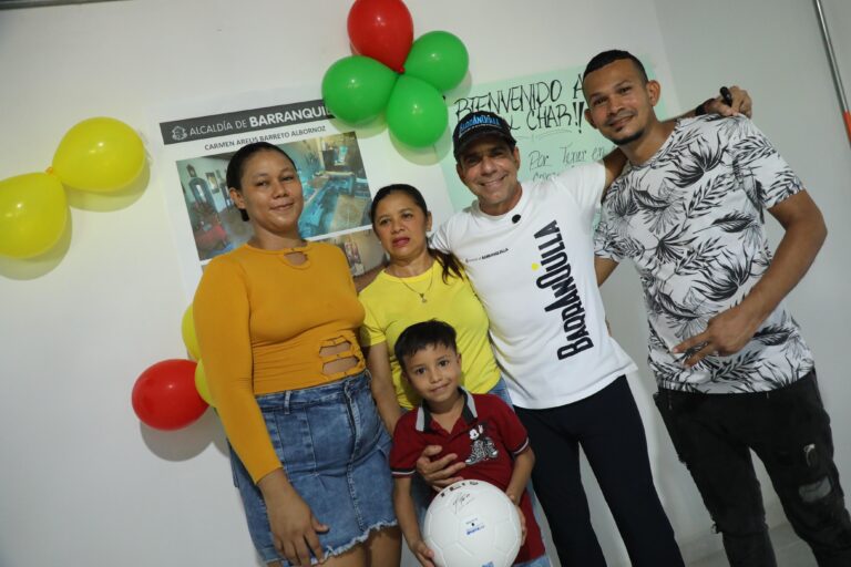 Alcalde Char posa junto a beneficiarios del programa de Mejoramiento de Vivienda.