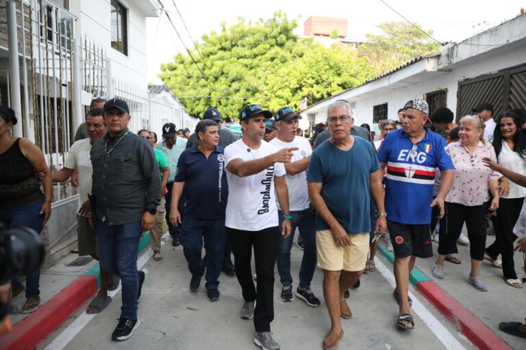 El alcalde Char acompañado por un grupo de personas, recorriendo las nuevas vías.