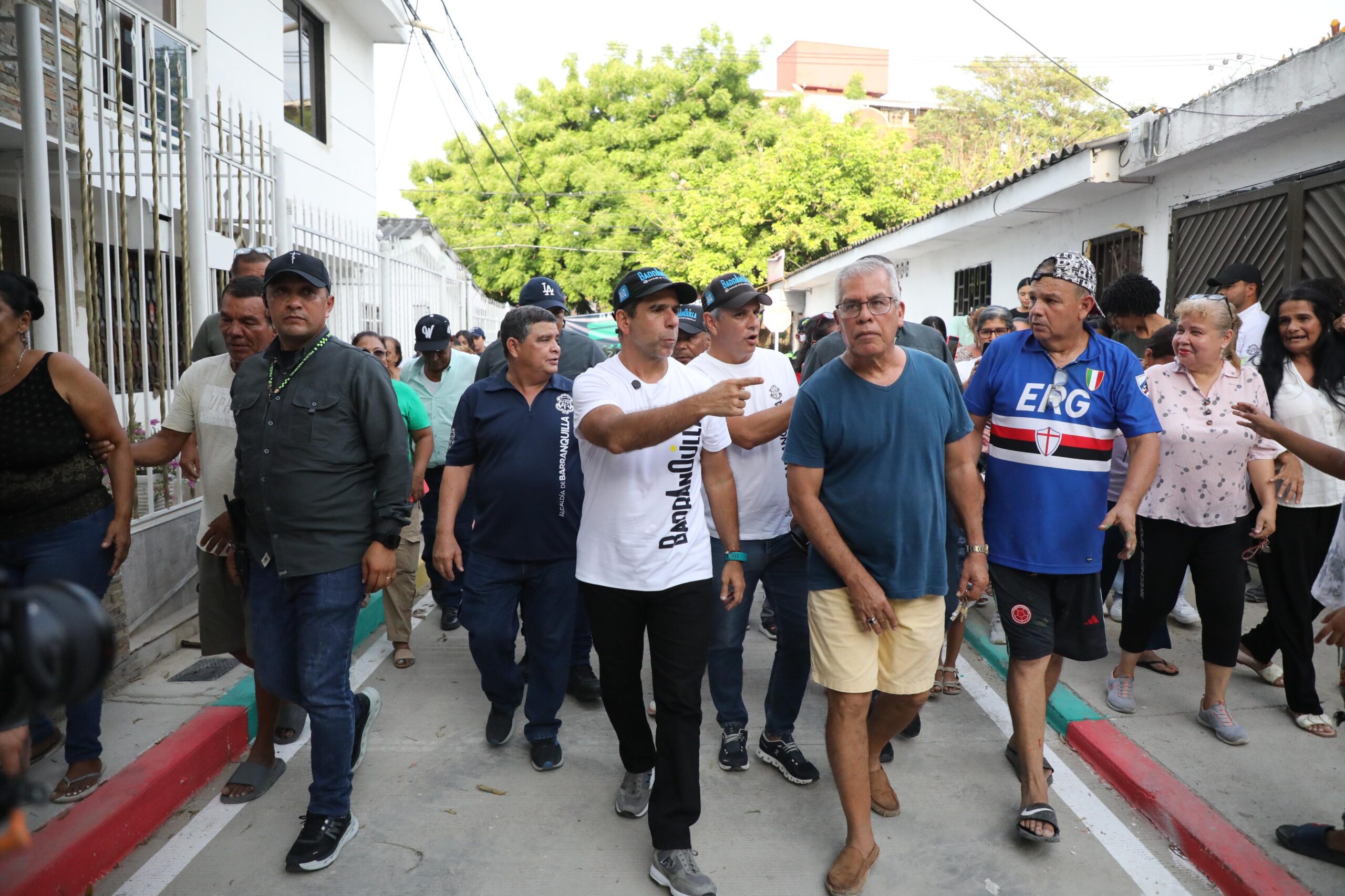 El alcalde Char acompañado por un grupo de personas, recorriendo las nuevas vías.
