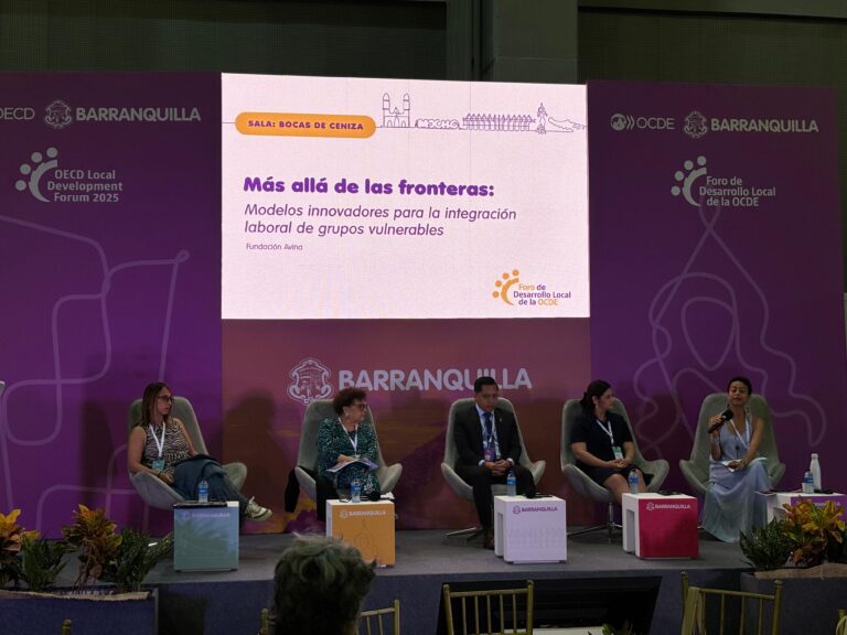 Panelistas intercambian ideas durante el Foro de Desarrollo Local en Barranquilla 2025.
