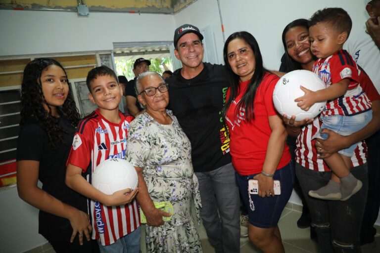 Alcalde Char junto a familias con niños agarrando balones