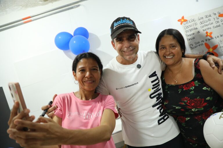 Alcalde se toma una selfie con dos mujeres beneficiarias de progranas sociales. 
