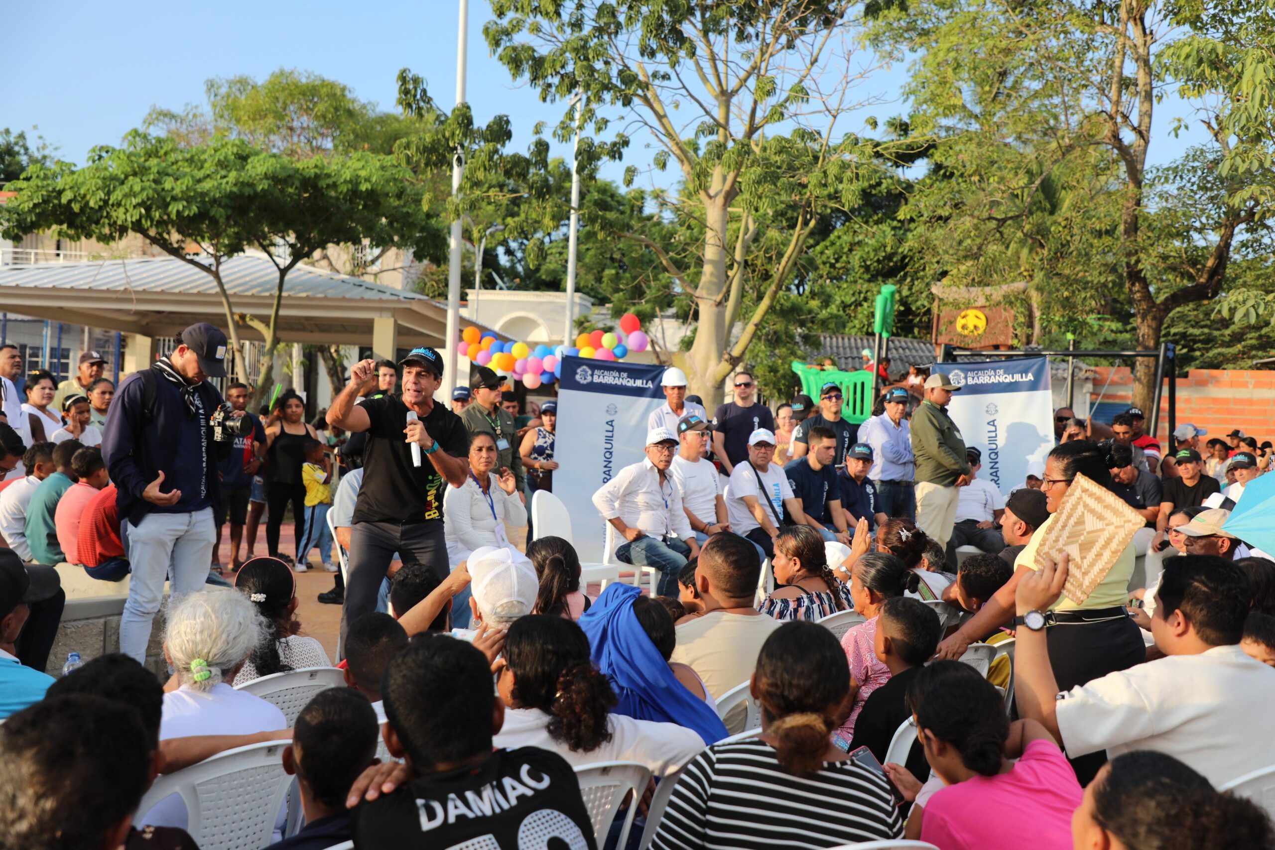 Alcalde Char habla en inauguración del parque en Siete Bocas ante comunidad reunida.