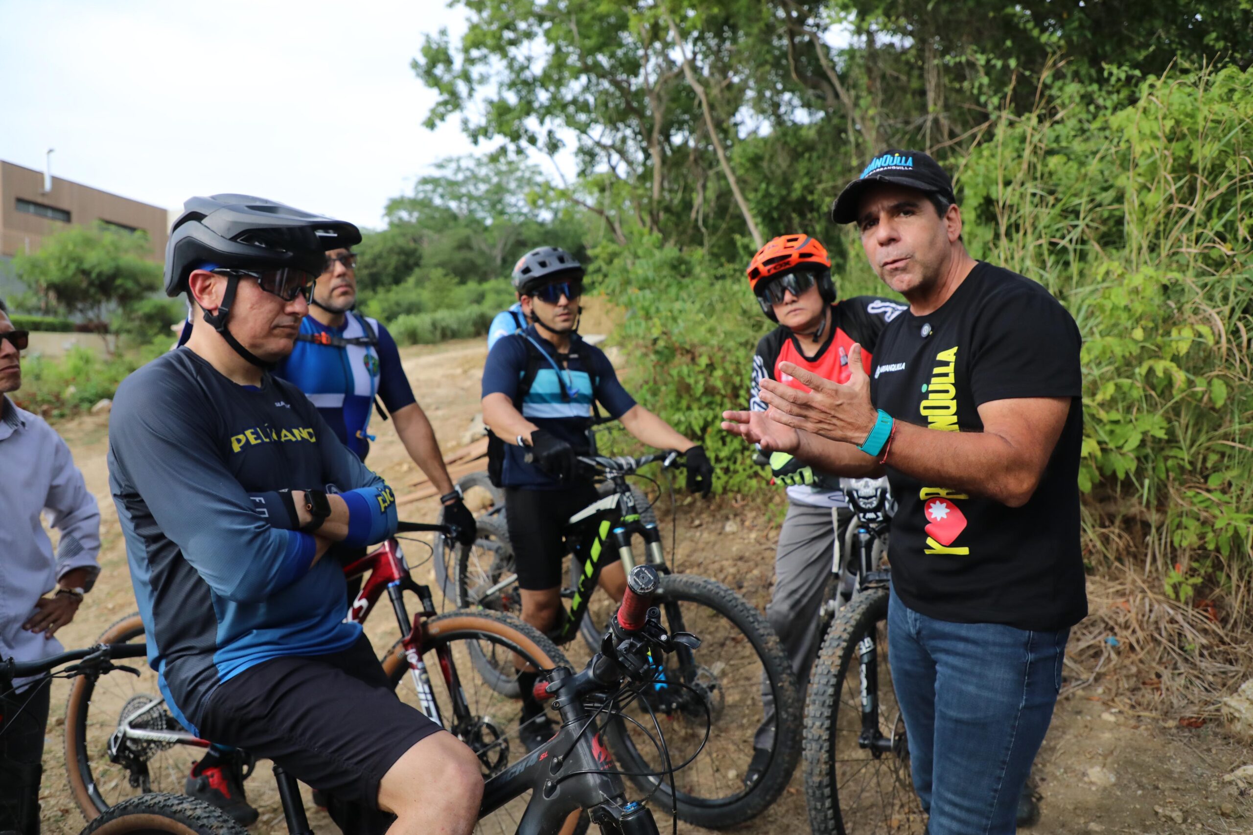 Alex Char con ciclistas inspecciona la nueva ruta de ciclo-montañismo en Miramar