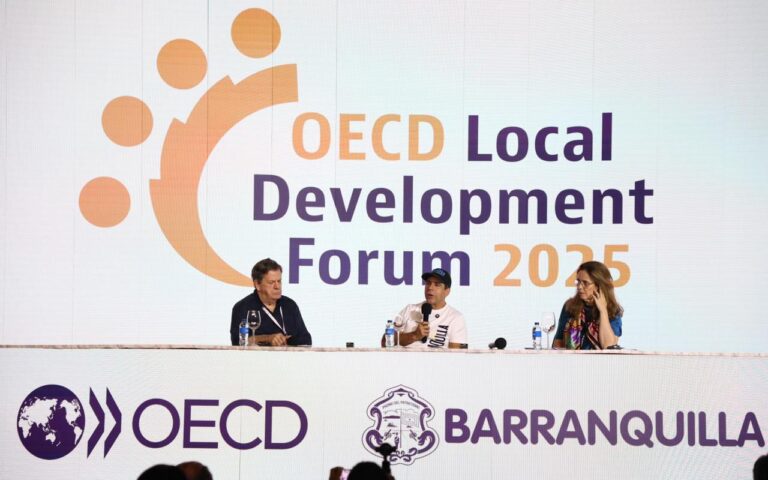 Alcalde Alejandro Char participa en panel del Foro OCDE 2025 junto a invitados internacionales.
