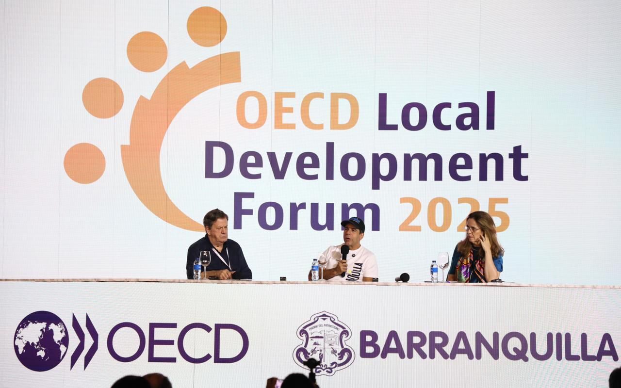 Alcalde Alejandro Char participa en panel del Foro OCDE 2025 junto a invitados internacionales.