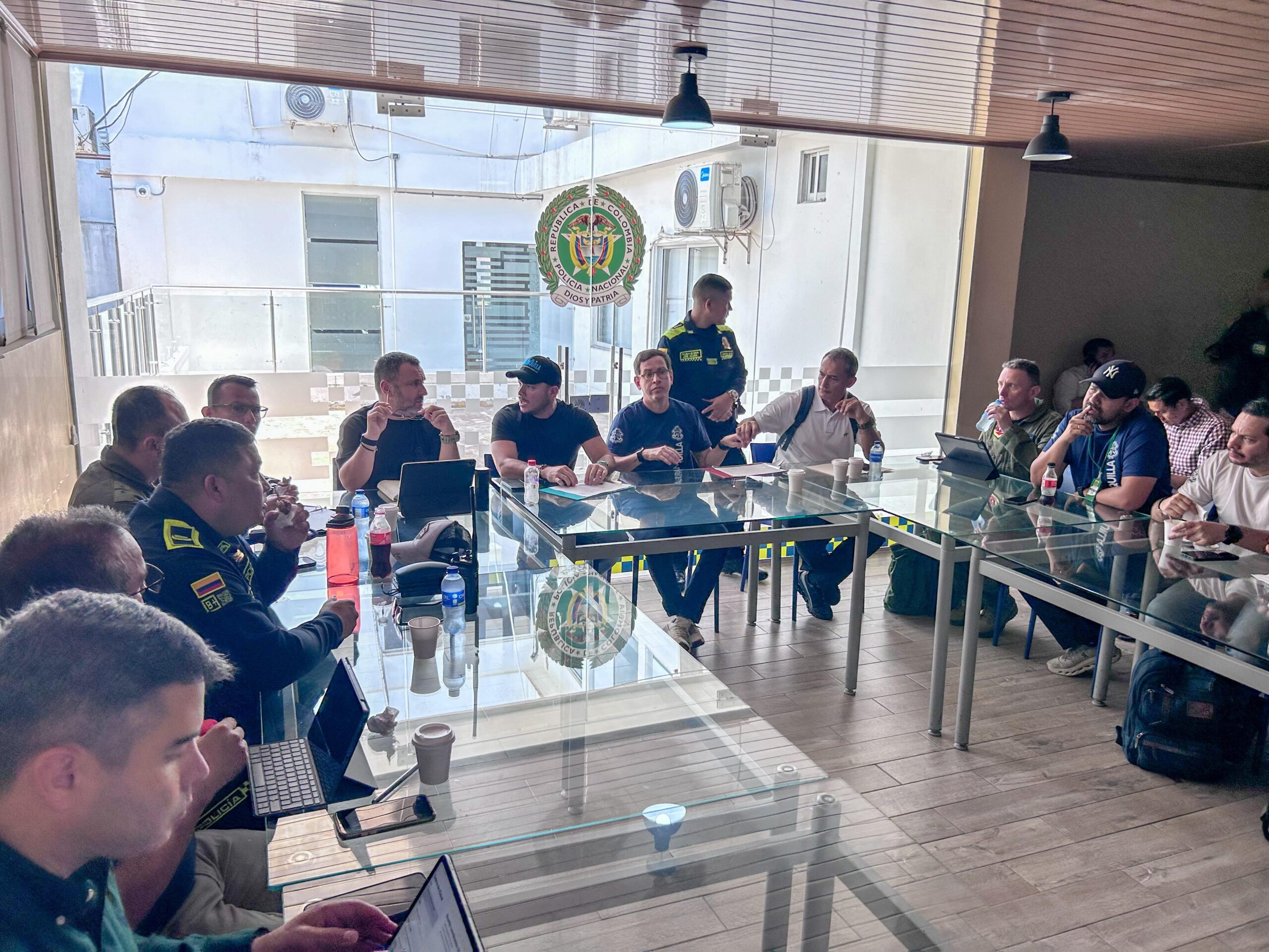 Funcionarios de la Alcaldía y miembros de la Fuerza Pública participan en una reunión del Comité de Seguridad con miras al Foro de la OCDE.