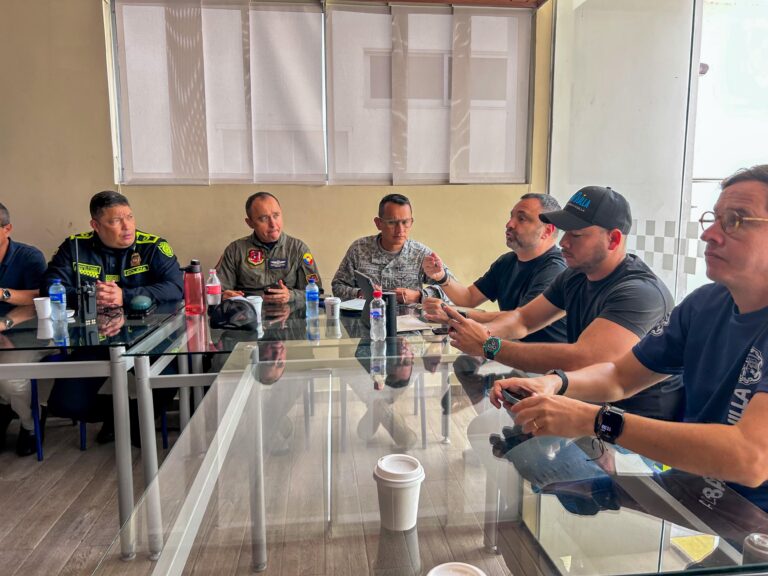 Funcionarios de la Alcaldía y miembros de la Fuerza Pública participan en una reunión del Comité de Seguridad con miras al Foro de la OCDE.