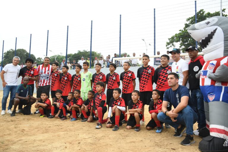 El alcalde Char, Teófilo Gutiérrez, Daniel Trujillo, la mascota del Junior y jóvenes futbolistas, juntos en la cancha de arena del polideportivo La Magdalena.