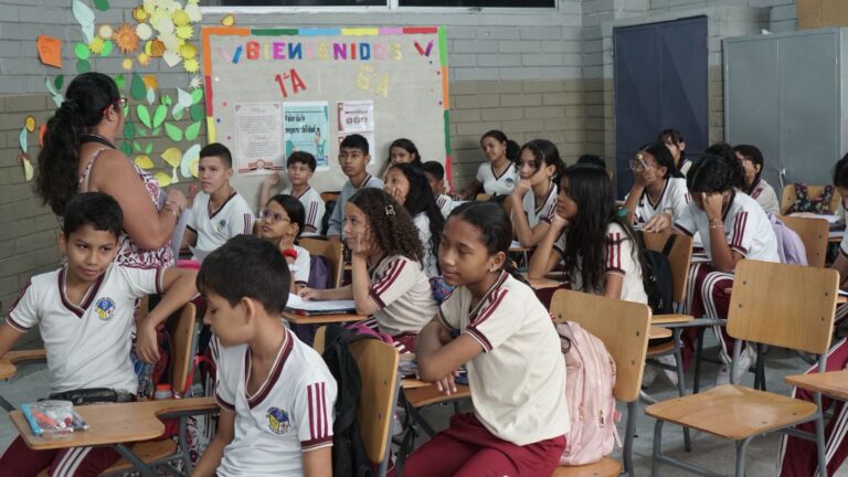 Niños y su profesora en un asalón de clases