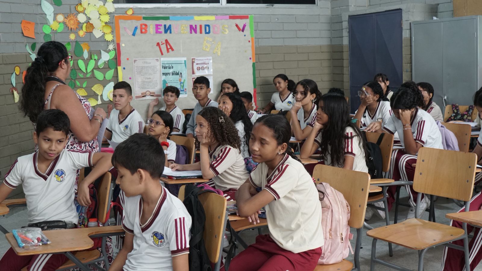 Niños y su profesora en un asalón de clases