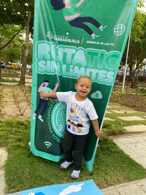 niño frente a pendón de ruta sin límites