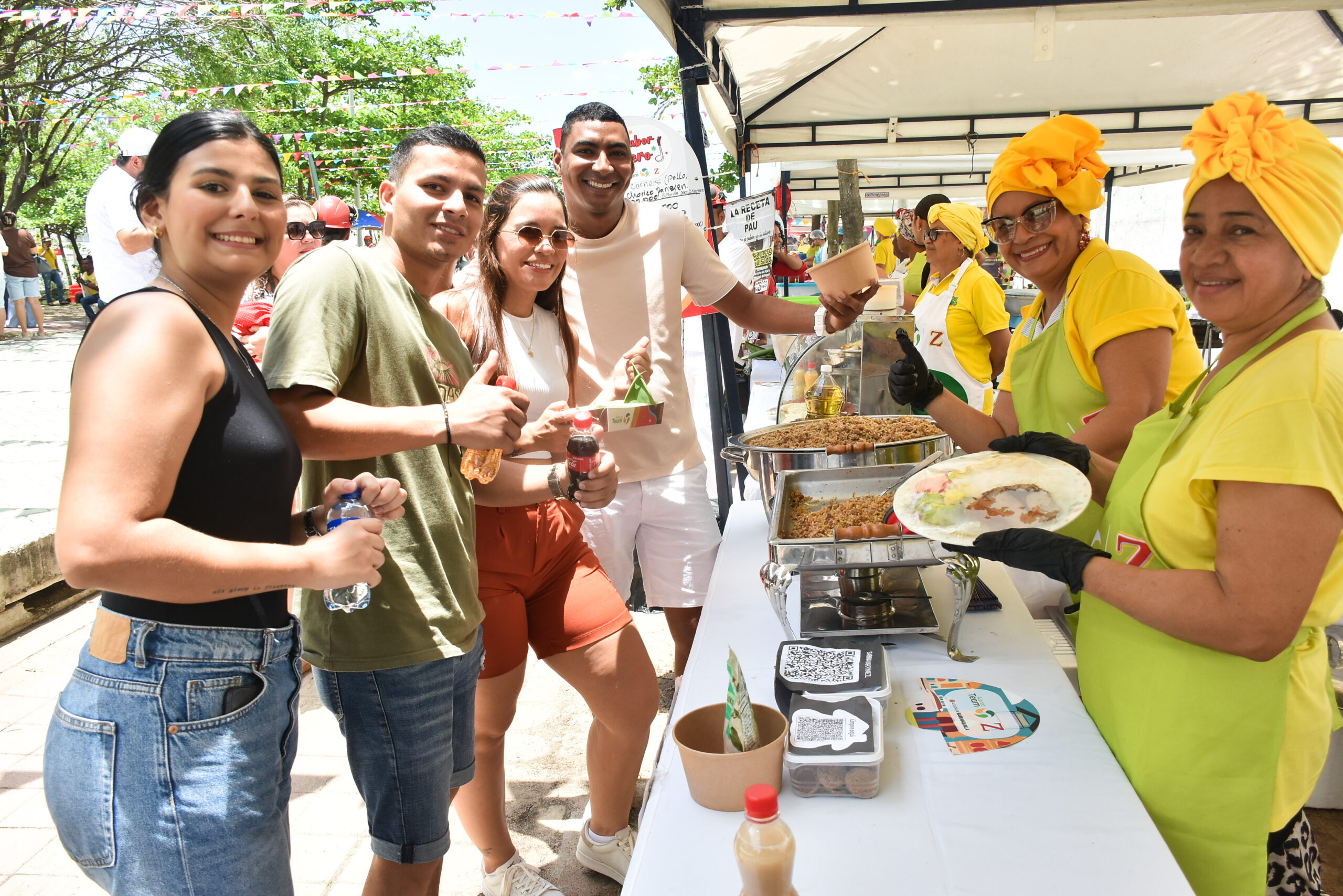 Asistentes en stand de Sabor Bajero con las matronas que expenden la comida