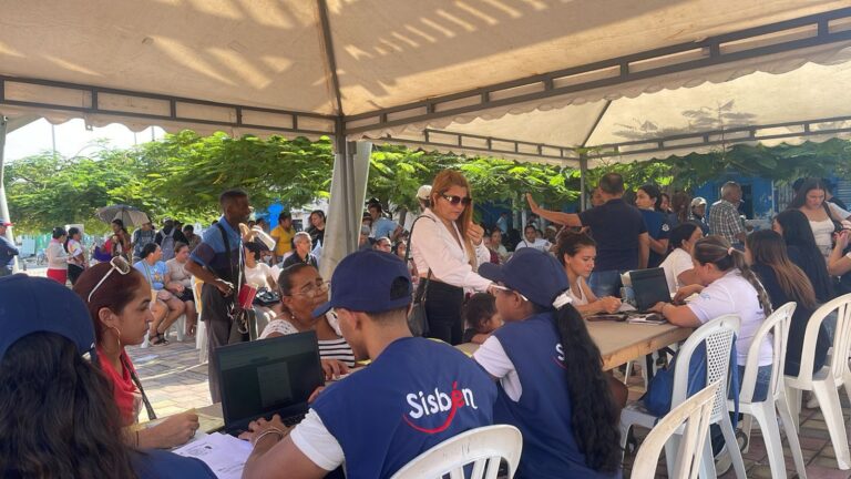 Funcionarios del Sisbén atienden a ciudadanos en jornada de servicios realizada en espacio público.