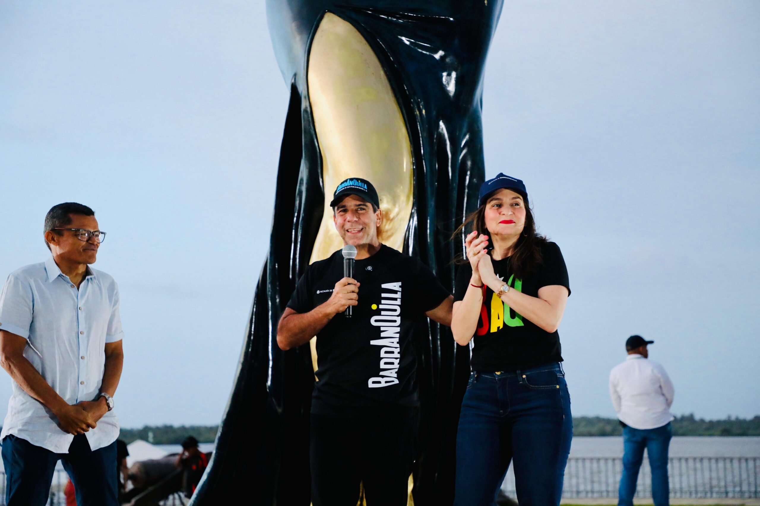 Alcalde Alejandro Char, Katya Nule y Yino Márquez frente a la escultura de Sofía Vergara en Gran Malecón de Barranquilla.