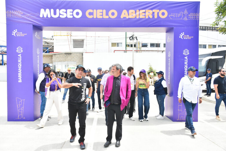 Alcalde Char y Xavier Sala i Martin caminando por Barrio Abajo, bajo el arco del 'Museo Cielo Abierto'.