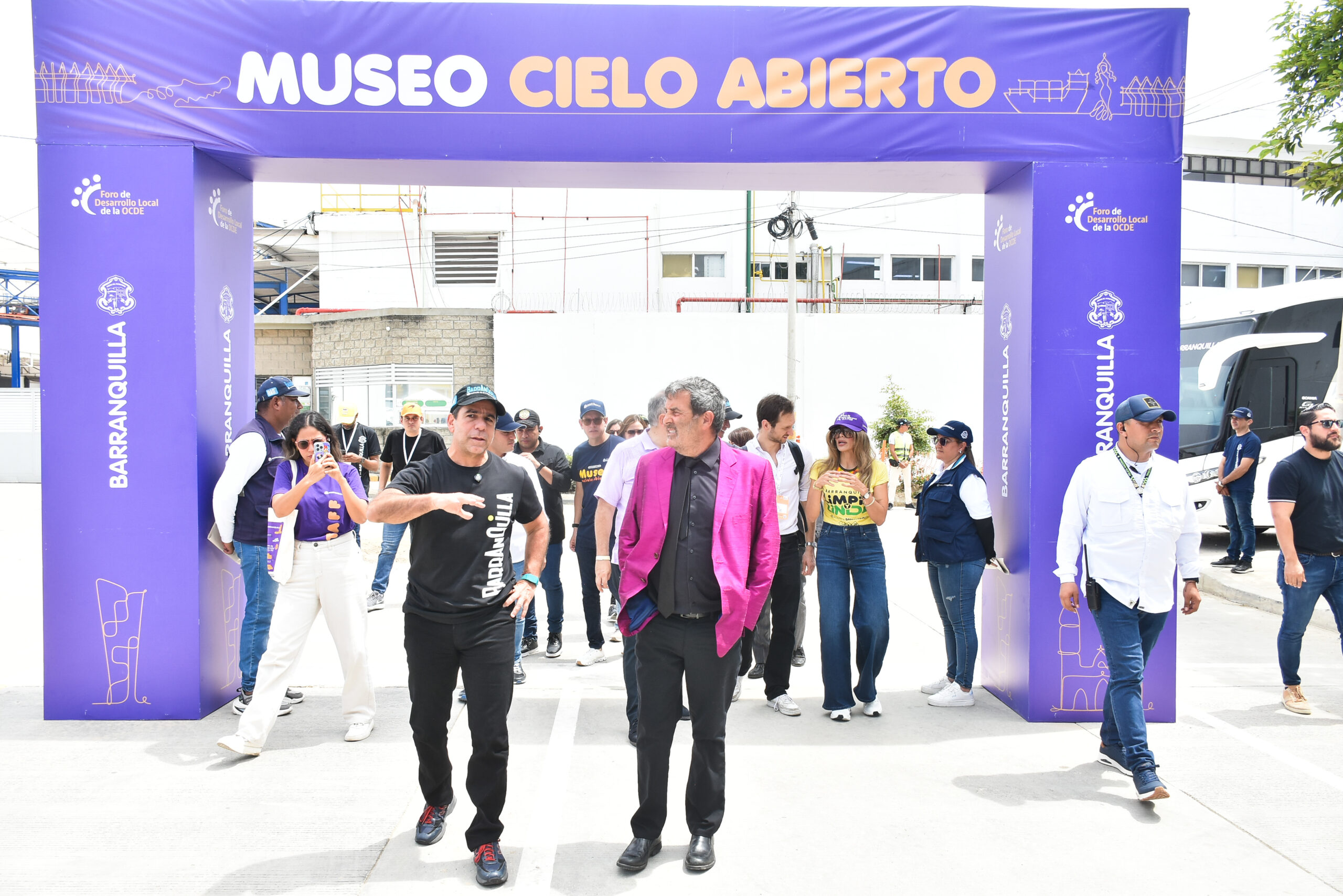 Alcalde Char y Xavier Sala i Martin caminando por Barrio Abajo, bajo el arco del 'Museo Cielo Abierto'.