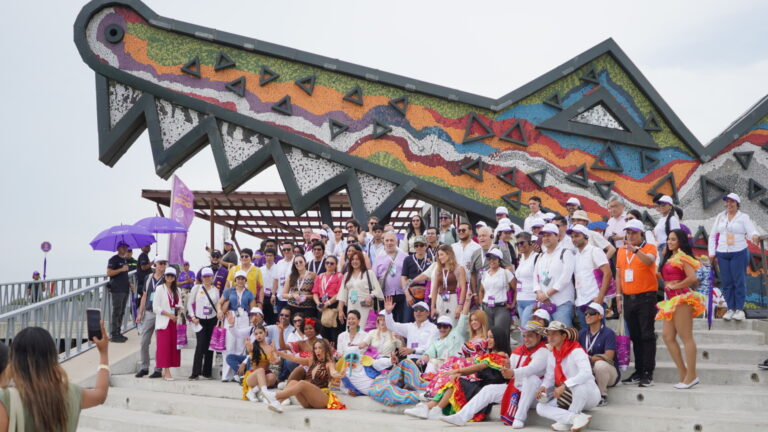 Grupo de asistentes del Foro de Desarrollo Local 2025 posando frente al Caimán del Río en el Gran Malecón.