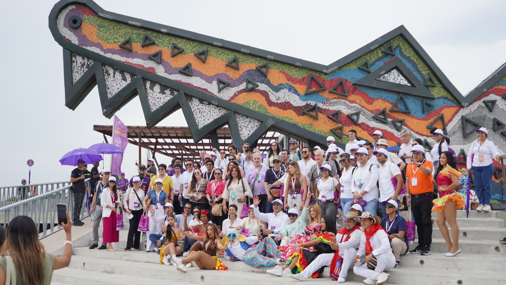 Grupo de asistentes del Foro de Desarrollo Local 2025 posando frente al Caimán del Río en el Gran Malecón.