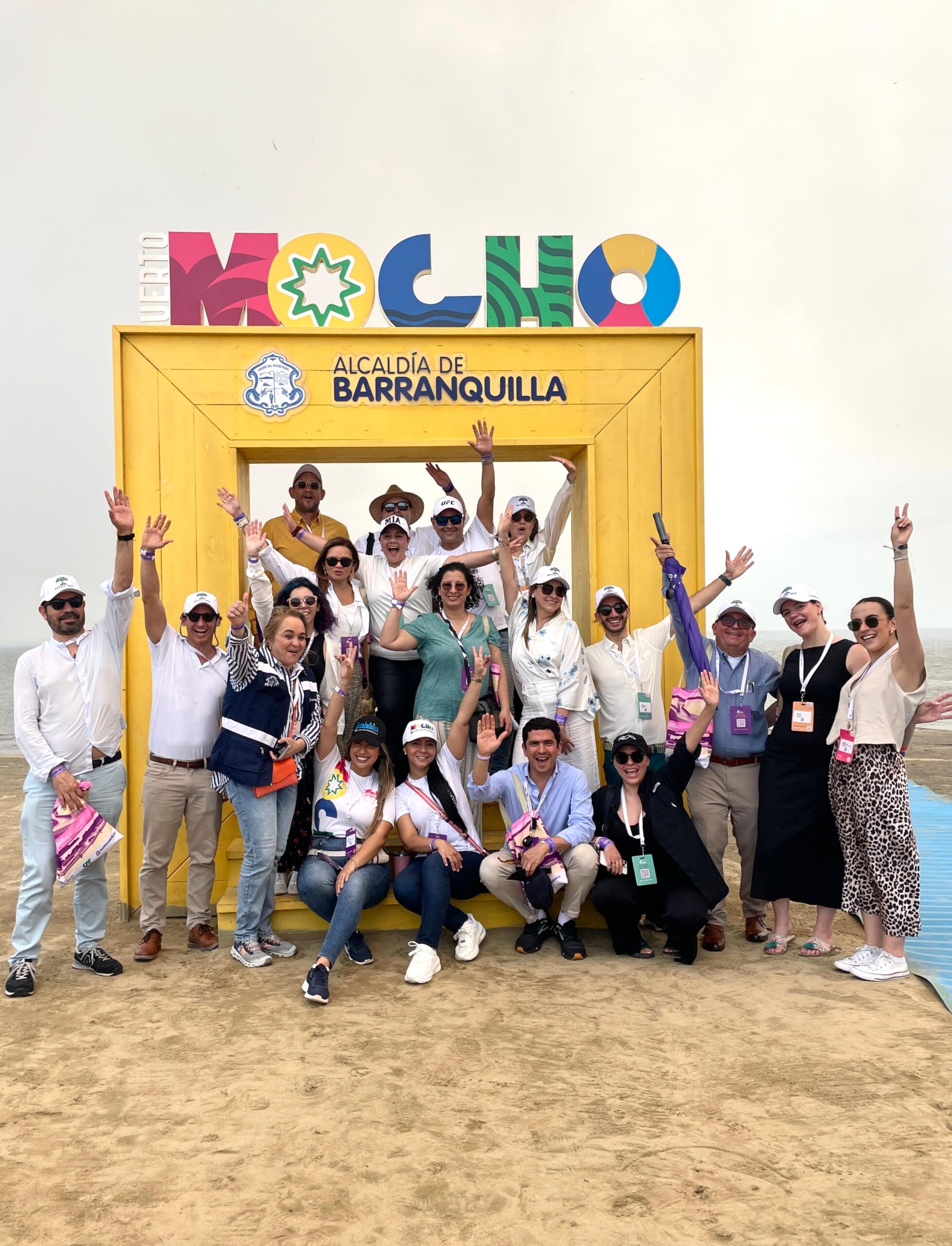 Grupo de personas posando en letrero de la playa de Puerto Mocho.