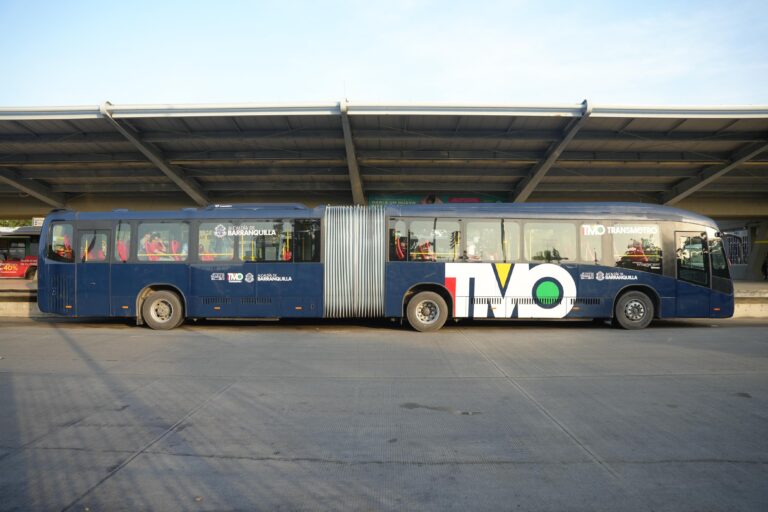 Vista de un bus de Transmetro azul