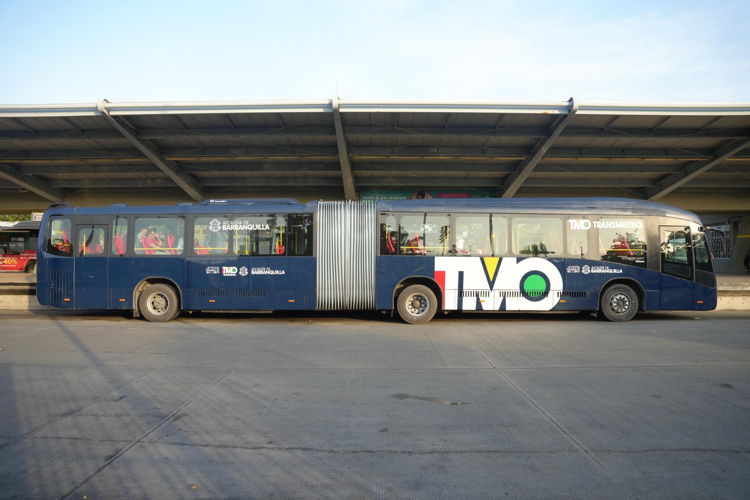 Vista de un bus de Transmetro azul