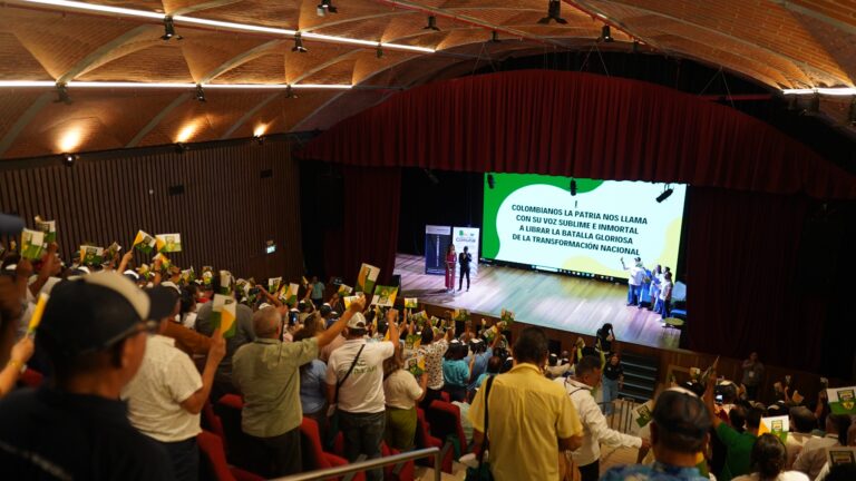 Vista panorámica del auditorio lleno de asistentes al Primer Congreso Comunal Distrital, con líderes comunitarios participando activamente en el evento.