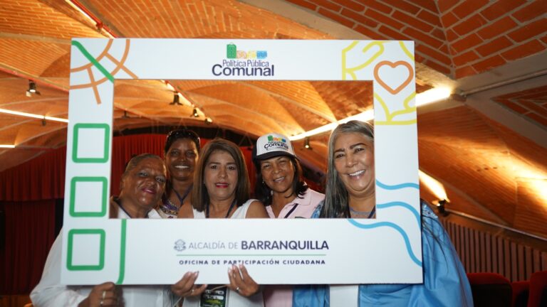 Grupo de dignatarios comunales posando junto a la presidenta de la Federación Comunal del Distrito en el congreso distrital comunal.
