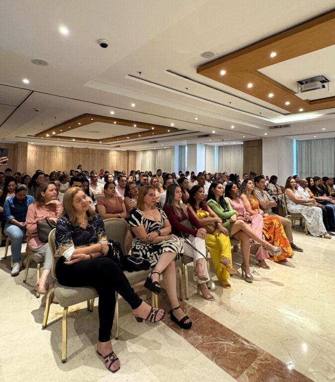 Funcinarios posan sentados duramte ceremonia de graduación.