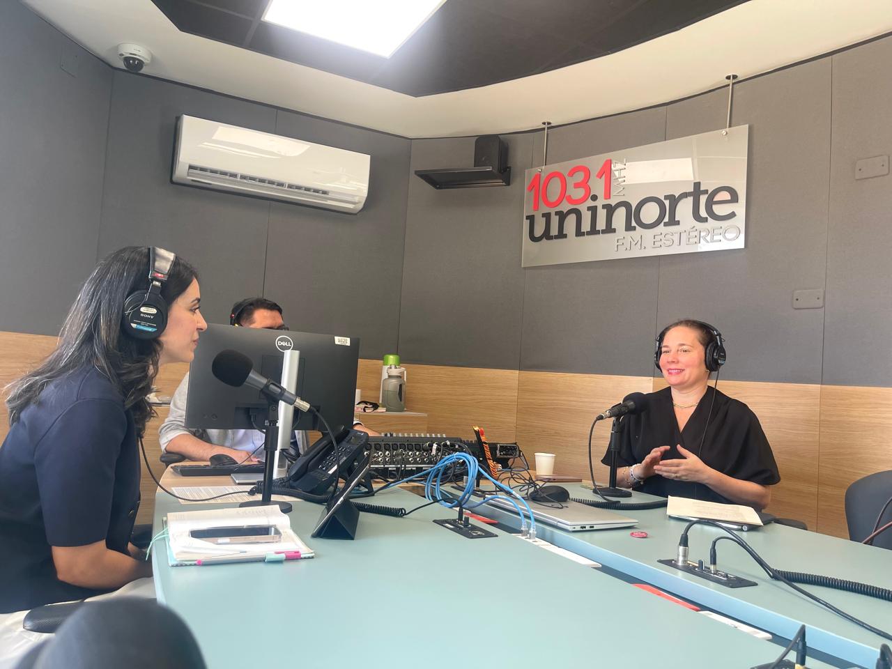 Ana Maria Badel interviene en podcast junto a dos personas en cabina de FM estéreo Uninorte
