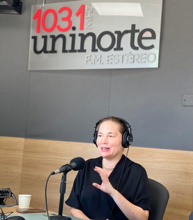 Ana María Badel jefa de la oficina de relaciones internacionales , en plano medio, participa en un podcast en Uninorte FM Estéreo