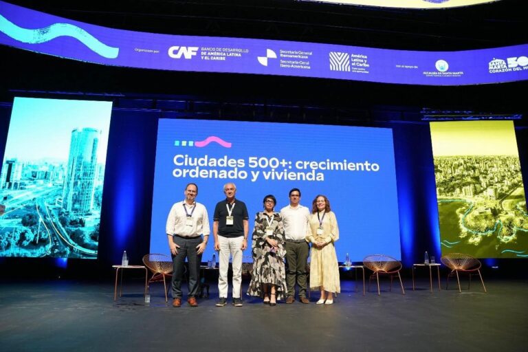 Ana María Badel junto a panelistas posan en el escenario del evento.