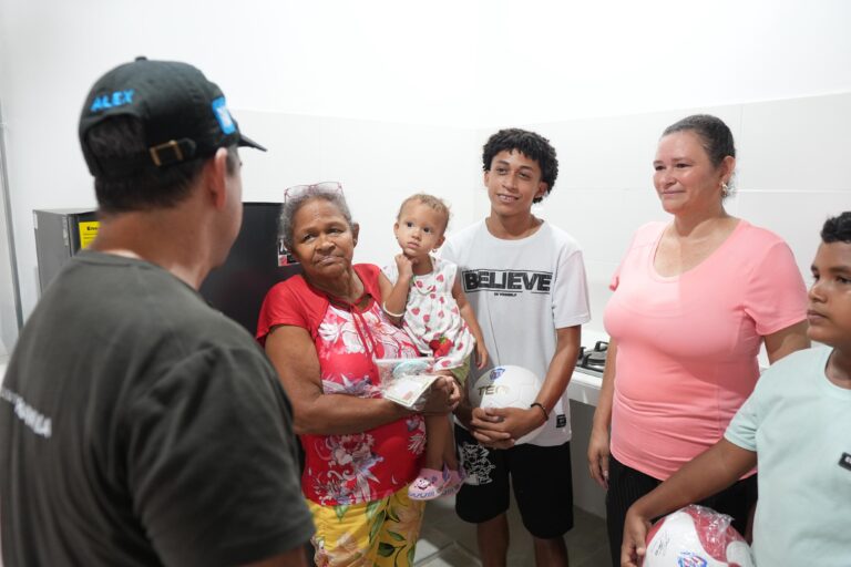 Alcalde espaldas con familia beneficiaria de mejoramiento de vivienda