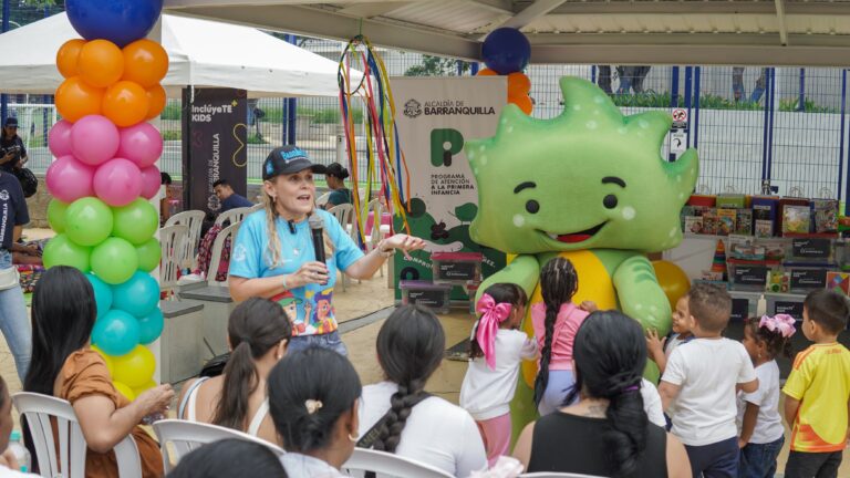 Patricia Vargas hablando a niños del programa de primera infancia