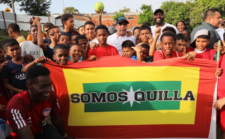 Alejandro Char comparte con un grupo de niños que sostienen una bandera con el mensaje ‘Somos Quilla’.