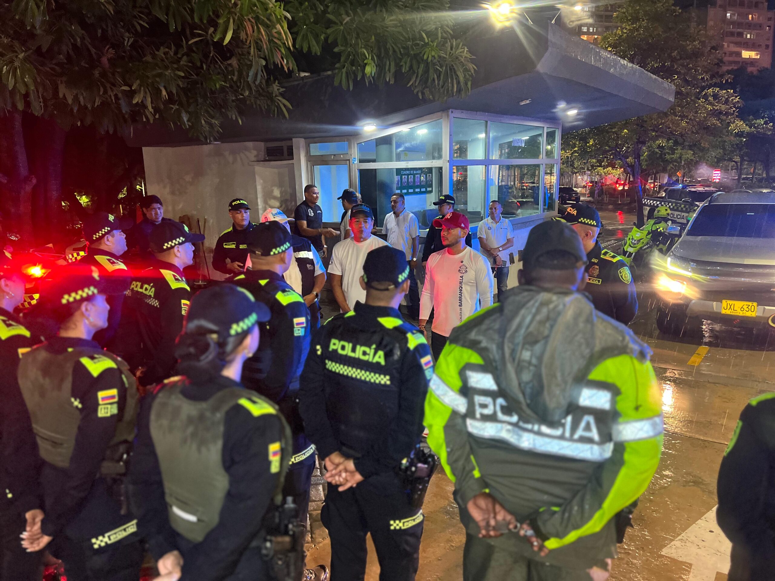 Autoridades de la Policía y la Alcaldía de Barranquilla realizan operativo nocturno de control y seguridad en la ciudad.