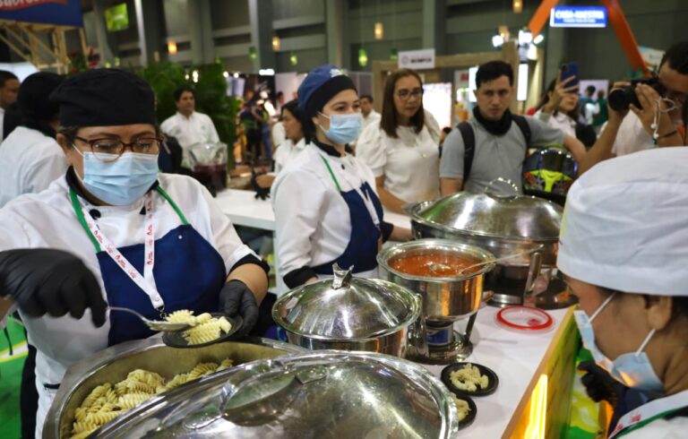 Cocineras del programa De la mano con la Primera sirven alimentos en stand Alcaldía de Barranquilla, evento Sabor Barranquilla.