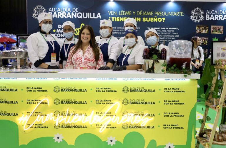 María Eugenia Yunis junto a mujeres del programa De la mano con la Primera en stand Alcaldía de Barranquilla, evento Sabor Barranquilla.