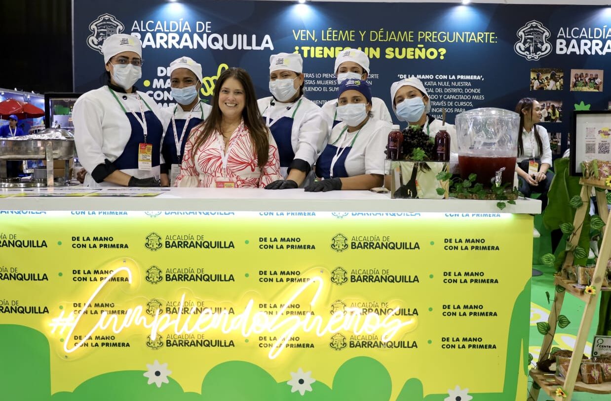 María Eugenia Yunis junto a mujeres del programa De la mano con la Primera en stand Alcaldía de Barranquilla, evento Sabor Barranquilla.