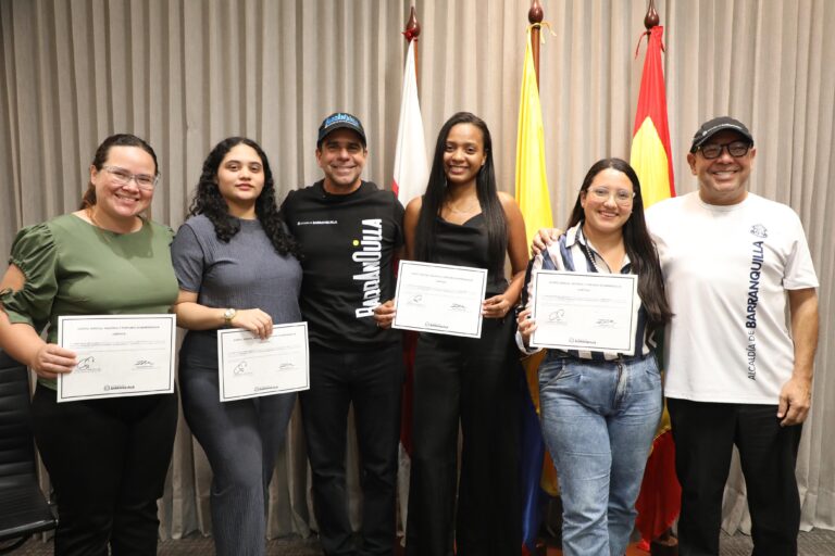 Alcalde Char, junto a Ismael Marín, acompaña a los nuevos integrantes del Consejo Distrital de Juventud, de pie sosteniendo sus certificados de posesión.