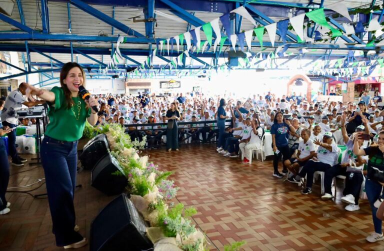 Primera Dama en actividad para conmemorar día del Adulto Mayor frente a cientos de abuelitos