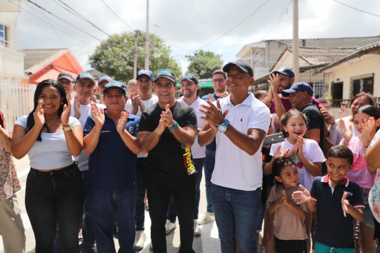 Alcalde Char junto a su equipo de trabajo y comunidad en inauguración de vías en barrio de Barranquilla.