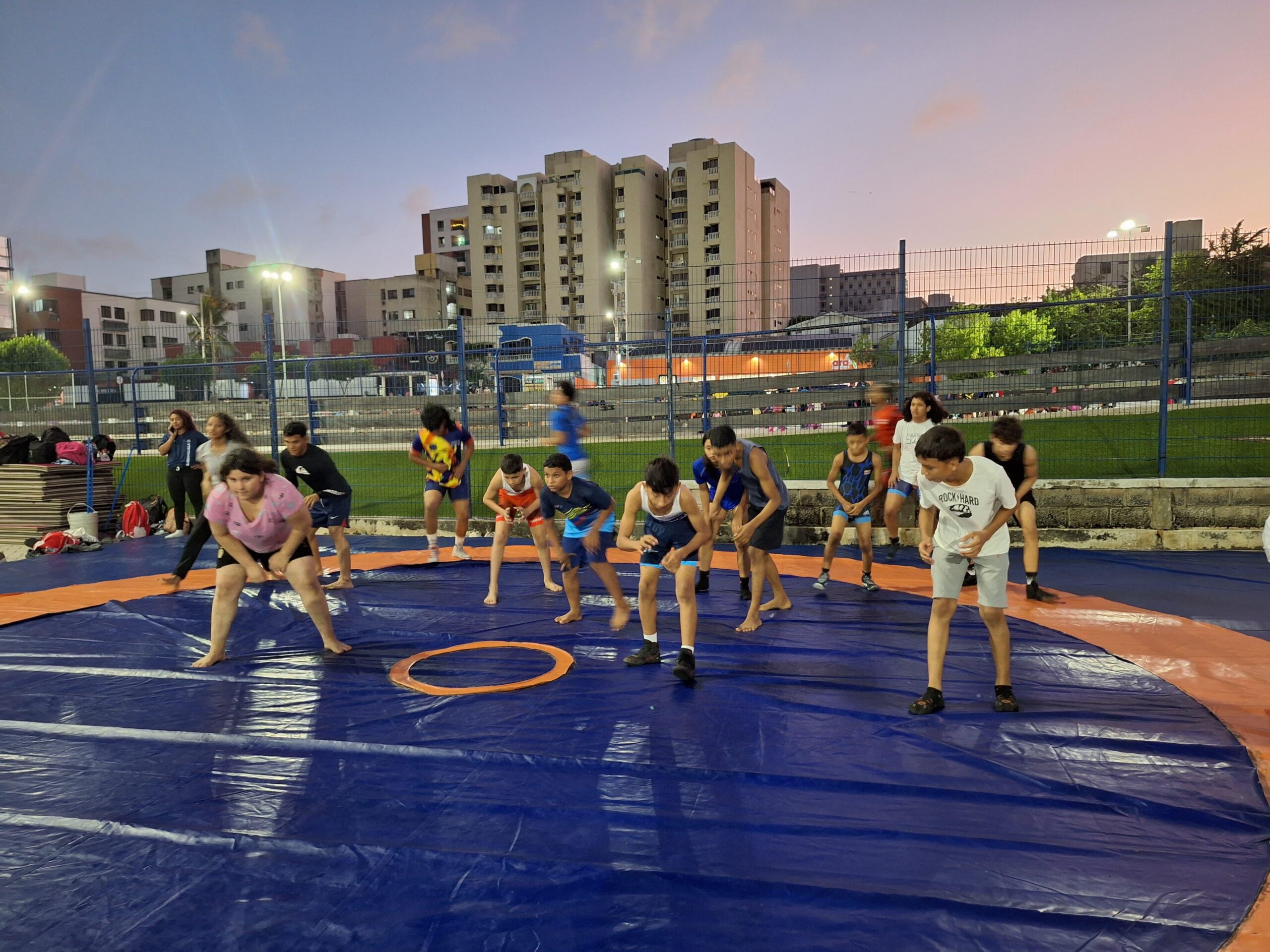 Niños hacien actividad física en una cancha